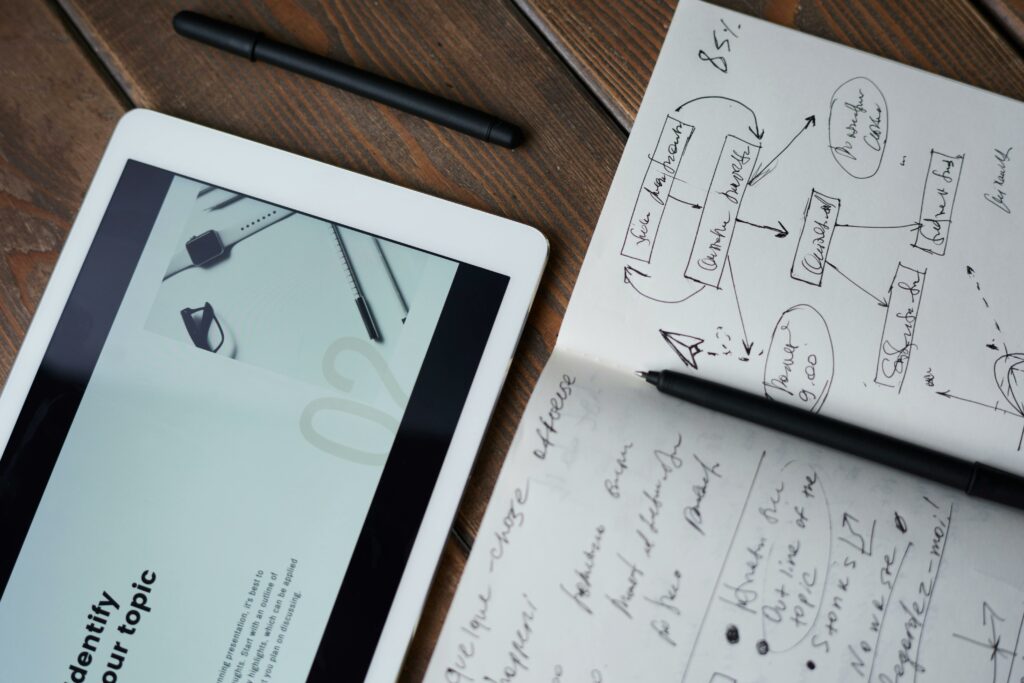 E-Mail Marketing, IPad und Notizbuch